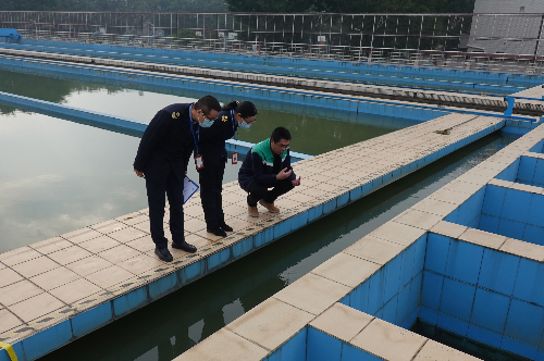 图为：卫生监督员检查水质净化消毒设施运转情况2.jpg